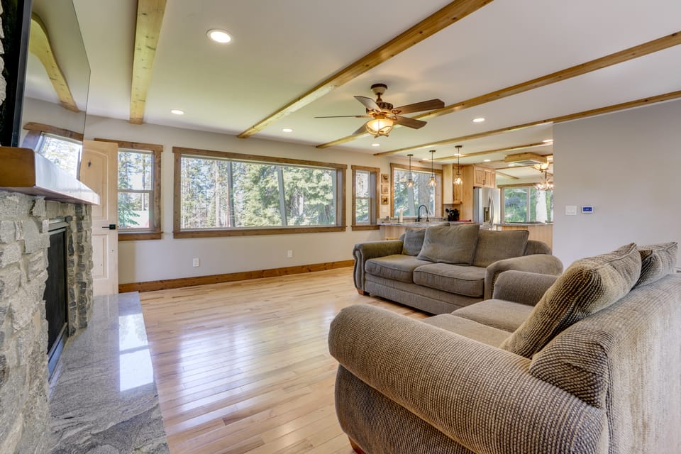 Hike, Ski & Explore! Spacious Home in Twin Bridges House in Sierra Nevada
