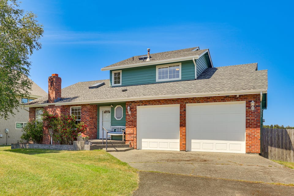 < 1 Mi to Beach! Ocean-View Getaway in Freeland House in Whidbey Island