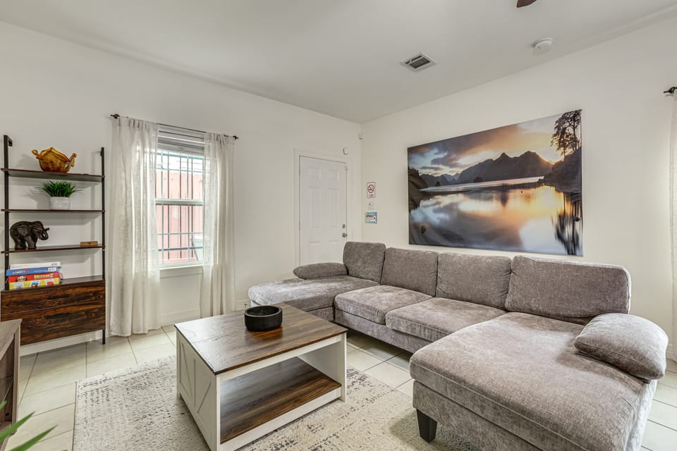 3 Mi to Dtwn! Houston Family Haven w/ Private Yard House in Harris County