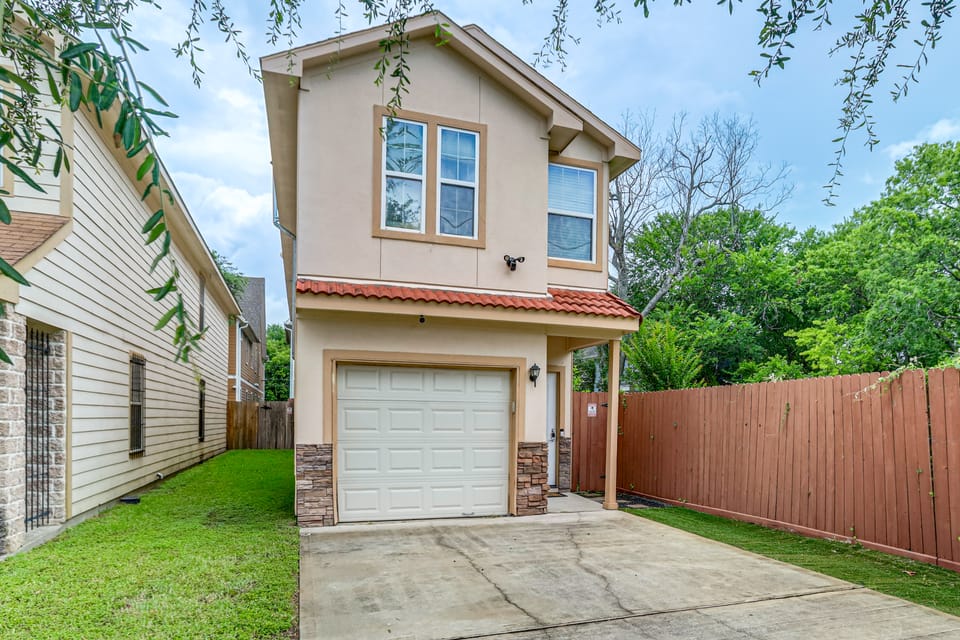 3 Mi to Dtwn! Houston Family Haven w/ Private Yard House in Houston