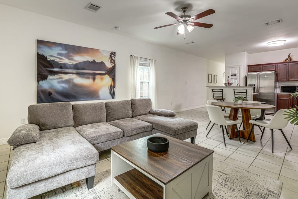 3 Mi to Dtwn! Houston Family Haven w/ Private Yard House in Houston