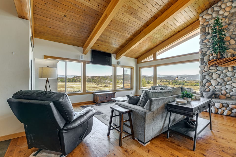 Private Mtn-View Pool! Rogue River Valley Escape House in Oregon