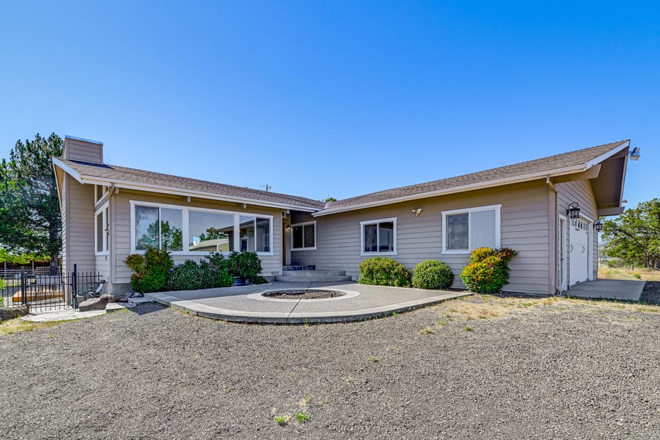 Private Mtn-View Pool! Rogue River Valley Escape House in Oregon