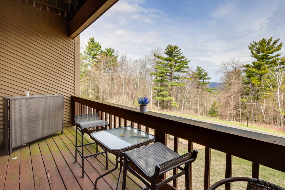 Top of the World Townhome w/ Views in Lake George! Apartment in Queensbury