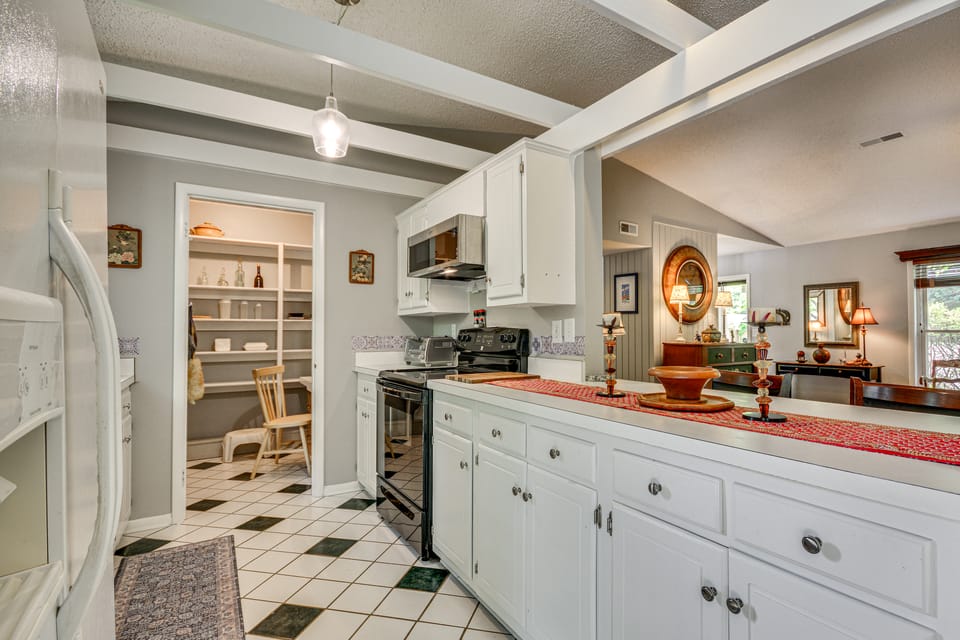 1 Mi to Science Center & Park! Pet-Friendly Haven House in Greensboro