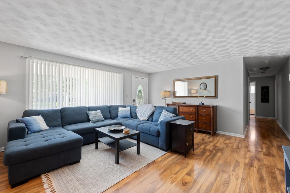 15 Min to Beaches! Fenced Yard, Screened Lanai House in Melbourne