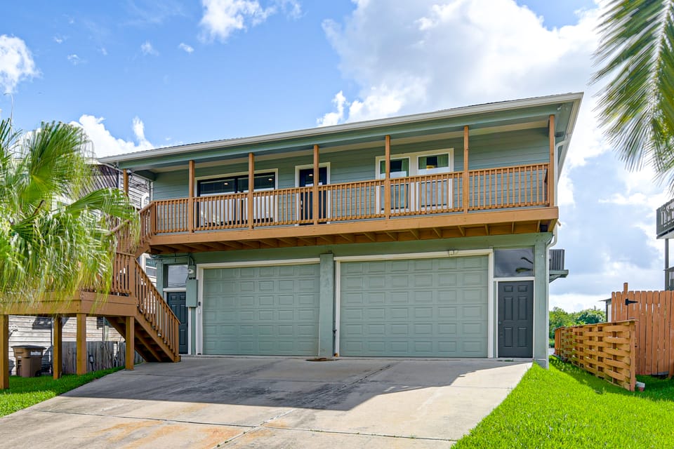 Elegant Waterfront Retreat w/ Dock in Dickinson Apartment in League City