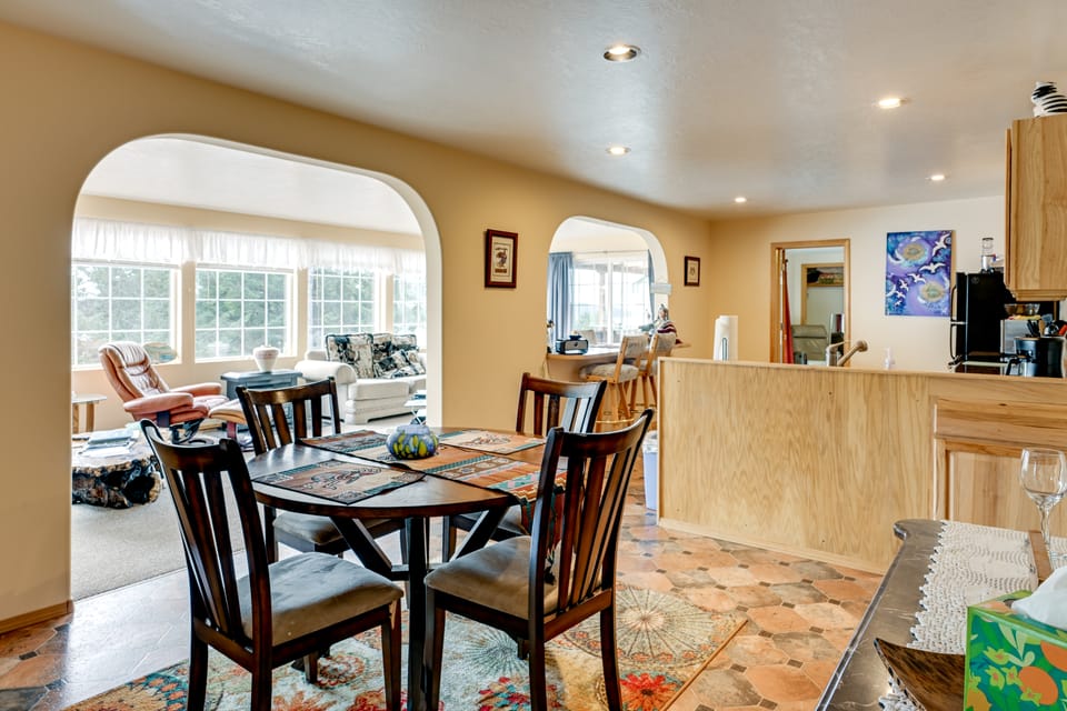 3 Mi to Saint Paul Harbor! Scenic Group Retreat House in Alaska