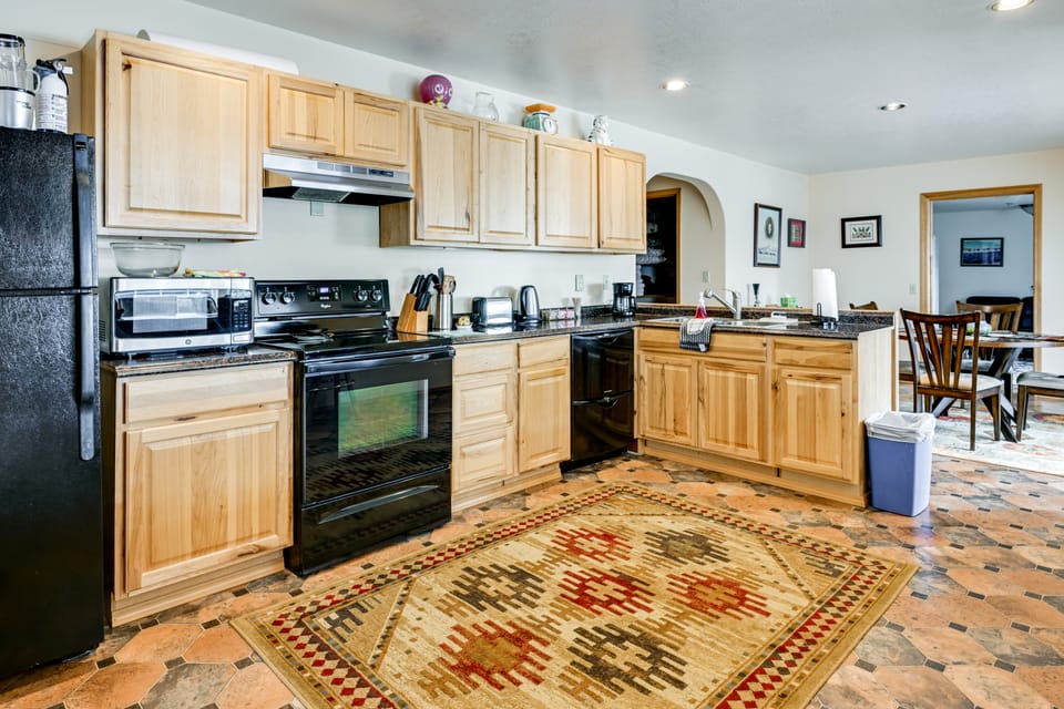 3 Mi to Saint Paul Harbor! Scenic Group Retreat House in Alaska