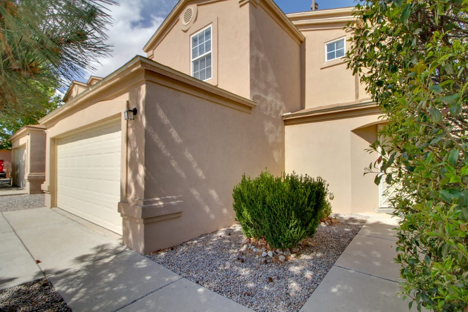 Extended Stay w/ Hot Tub! 5 Mi to Old Town ABQ House in Albuquerque