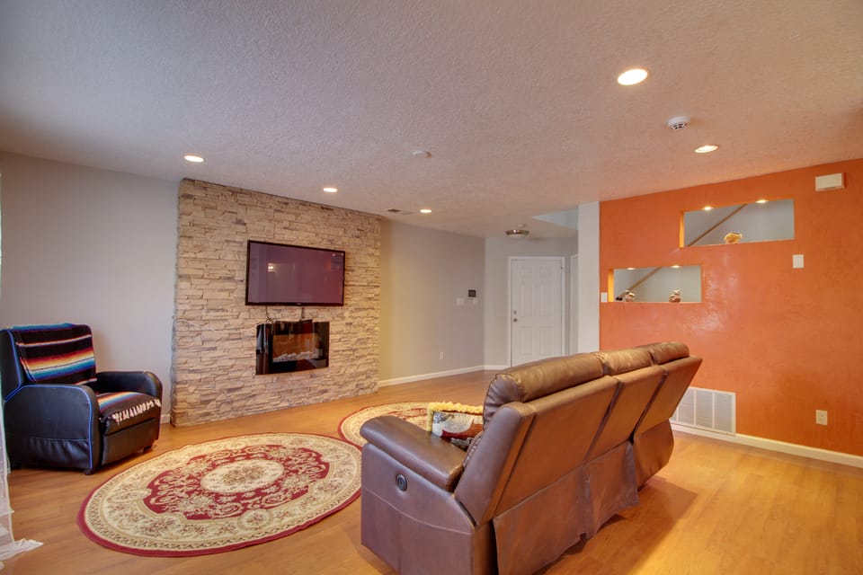 Extended Stay w/ Hot Tub! 5 Mi to Old Town ABQ House in Albuquerque