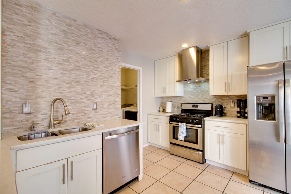Extended Stay w/ Hot Tub! 5 Mi to Old Town ABQ House in Albuquerque