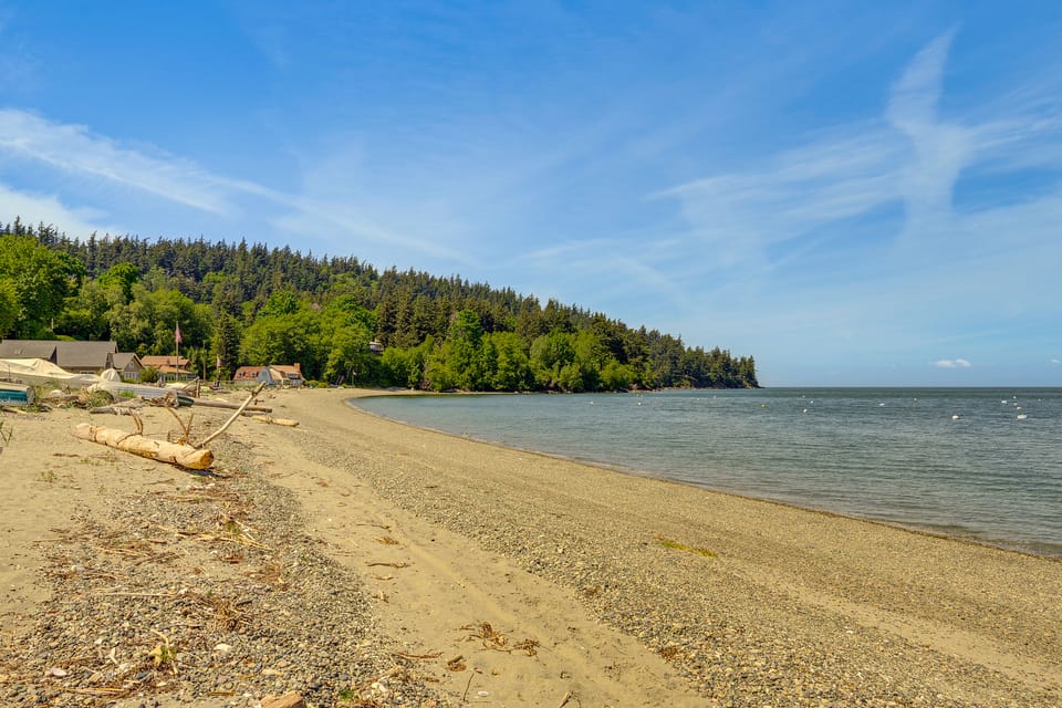 Beachfront Oasis! Luxe Lummi Island Retreat House in Lummi Island