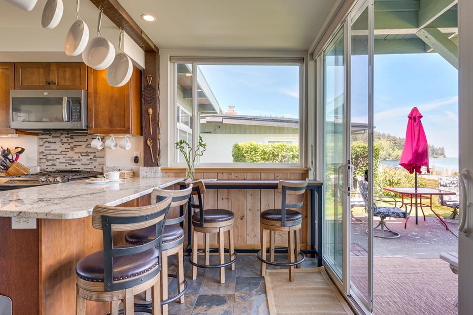 Beachfront Oasis! Luxe Lummi Island Retreat House in Lummi Island