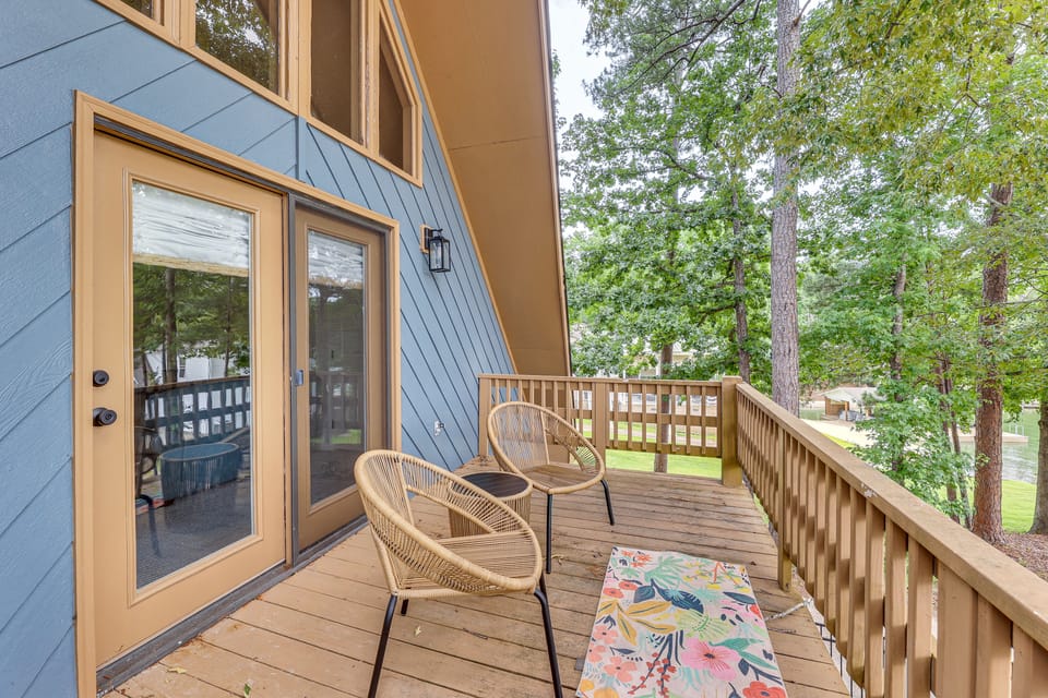 Cozy Eclectic Cabin w/ Lake Views & Shared Dock! House in Lake Martin