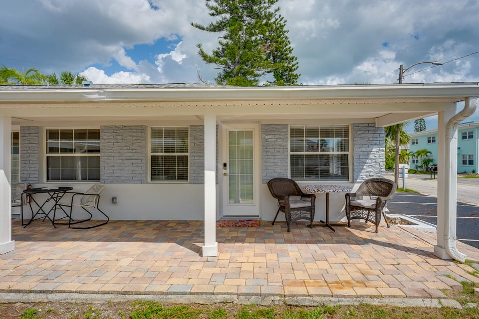 Walk to Ocean! Couples Getaway in Madeira Beach Apartment in Madeira Beach