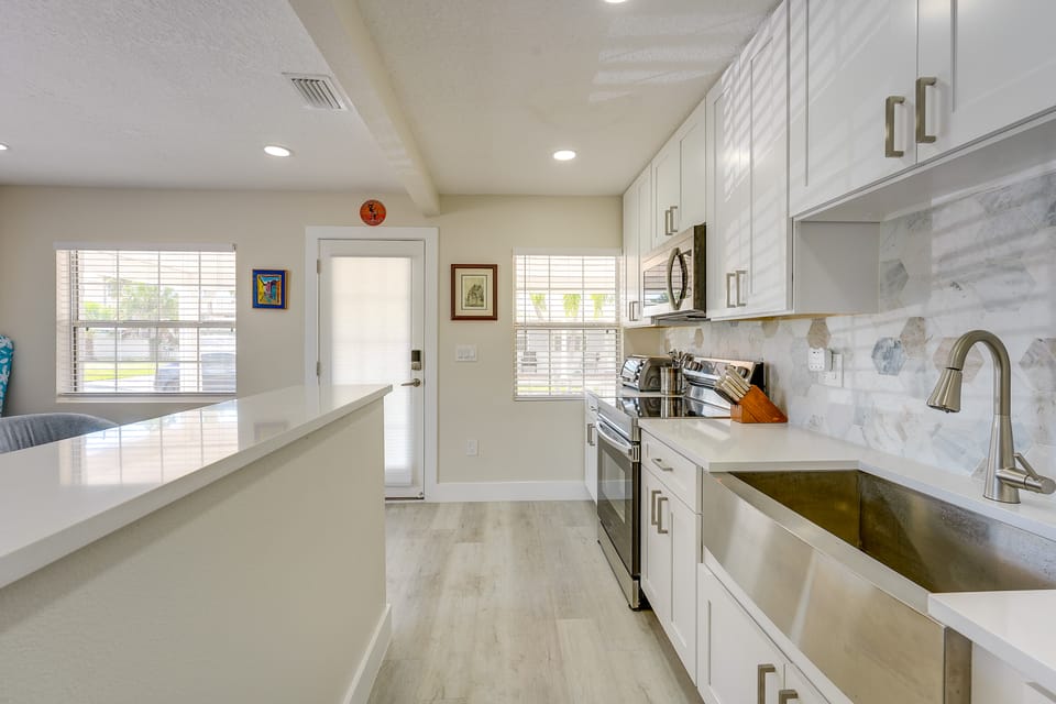 Walk to Ocean! Couples Getaway in Madeira Beach Apartment in Madeira Beach