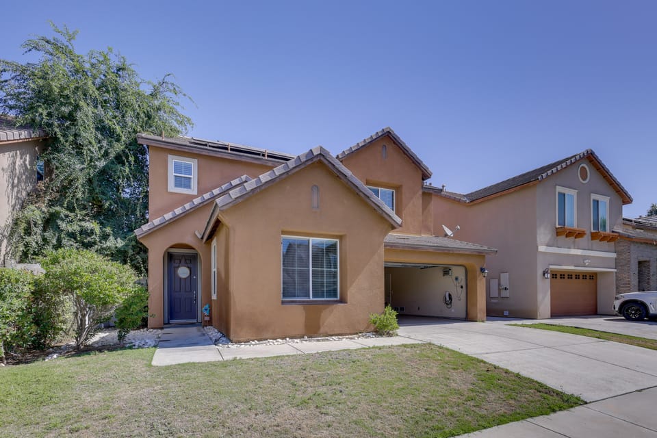 Fenced Yard! Family Escape, 1 Mi to CSUB House in Bakersfield