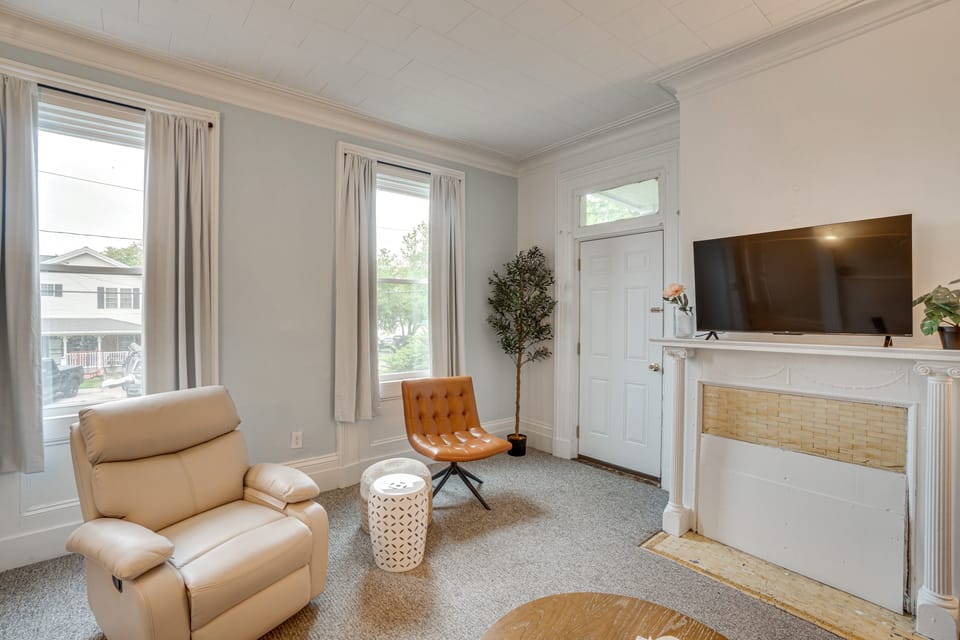 Walk to Lake Ontario, Shops & Eats! Charming Home House in Oswego
