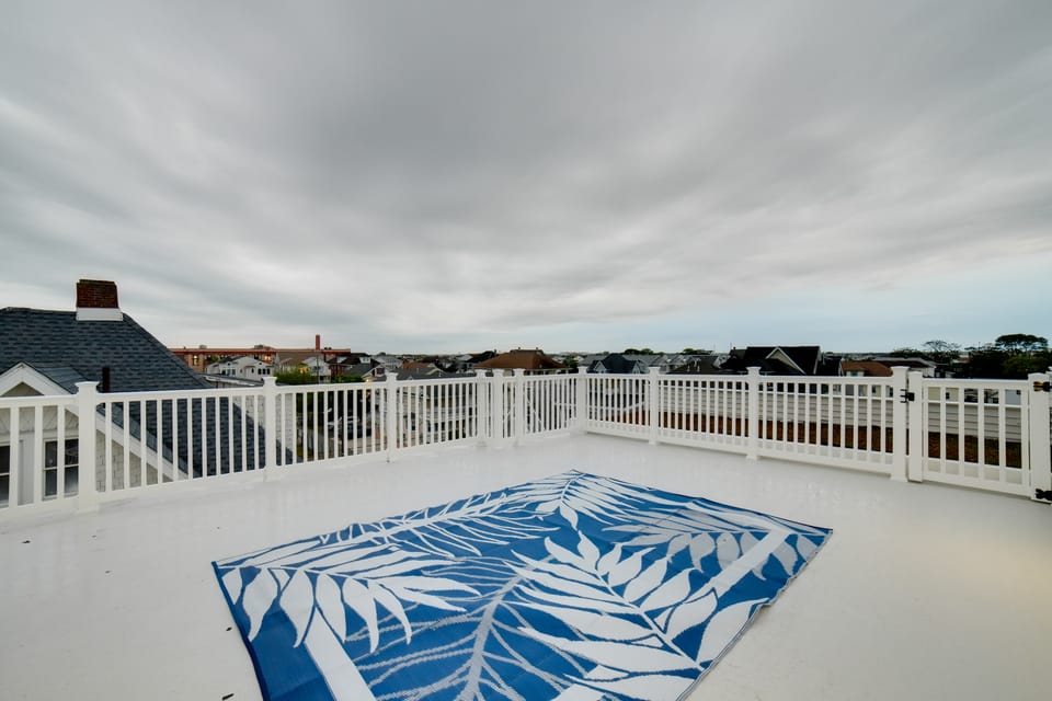 1/2 Mi to Wildwood Boardwalk! Gem w/ Rooftop Deck Apartment in Wildwood