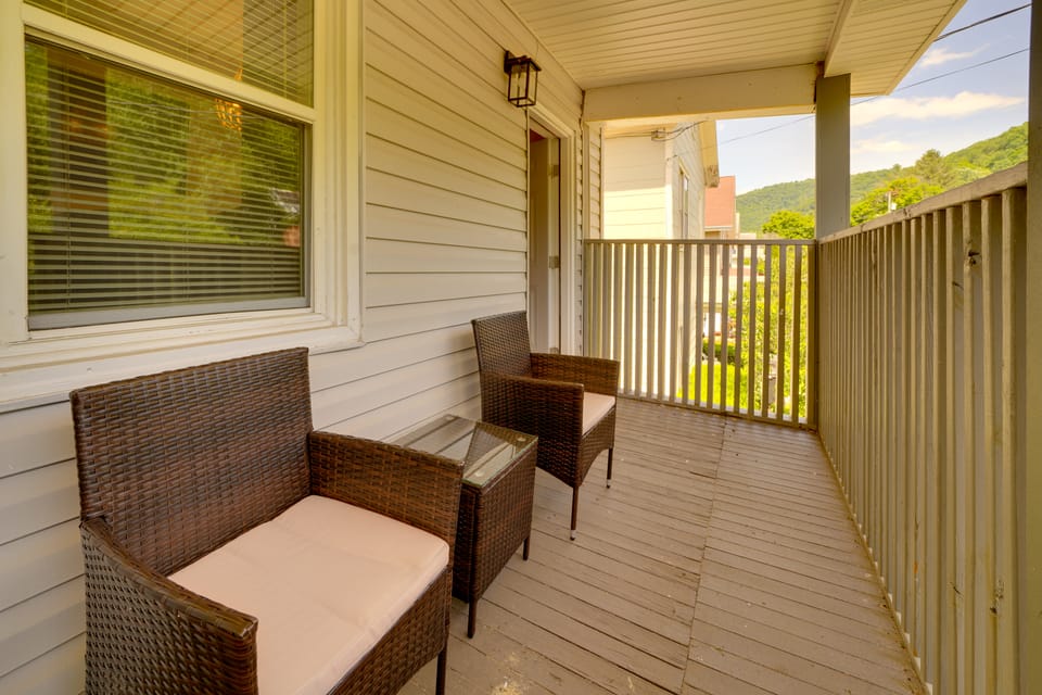Walk Downtown! Hinton Historic District Studio Apartment in West Virginia
