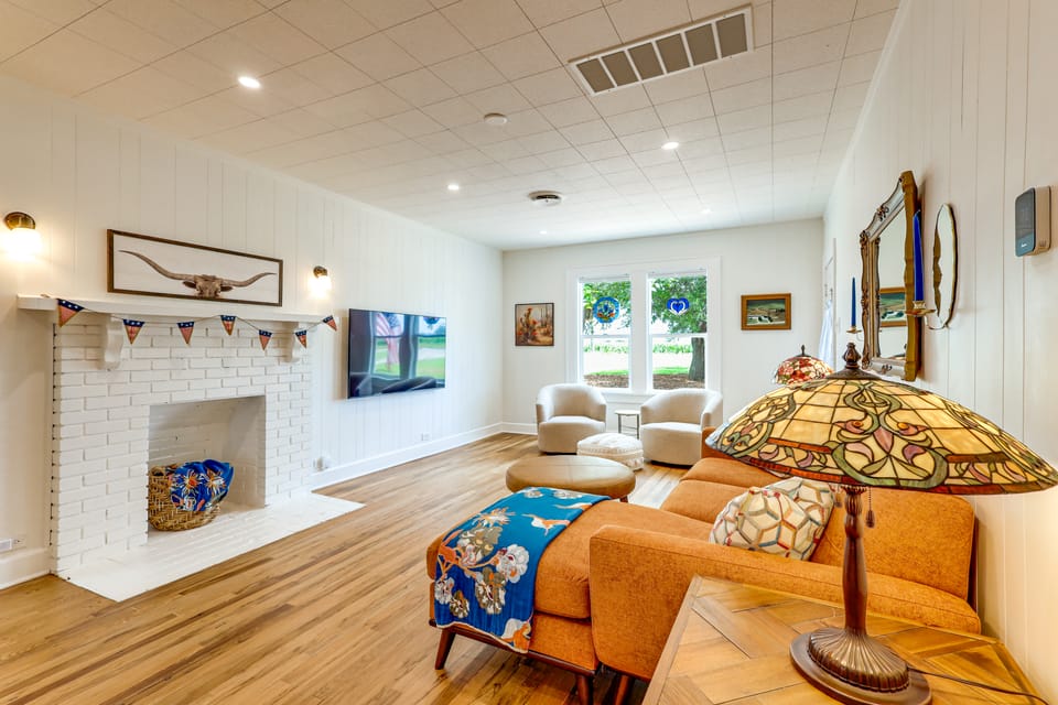 Upscale Home on 120 Acres: Near Wedding Venues! House in Texas