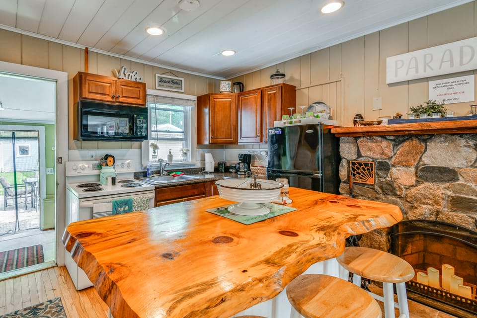 George Lake Escape! Charming 1950s Cabin House in Michigan