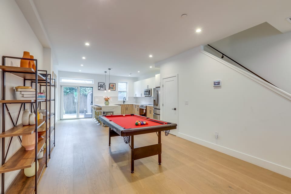 6 Mi to Center City Philly! WFH-Friendly Townhome Apartment in Philadelphia