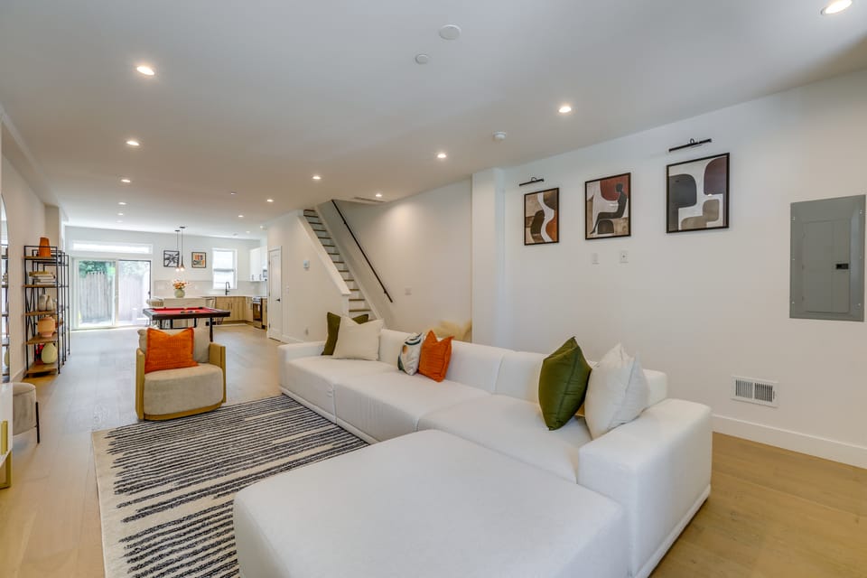 6 Mi to Center City Philly! WFH-Friendly Townhome Apartment in Philadelphia