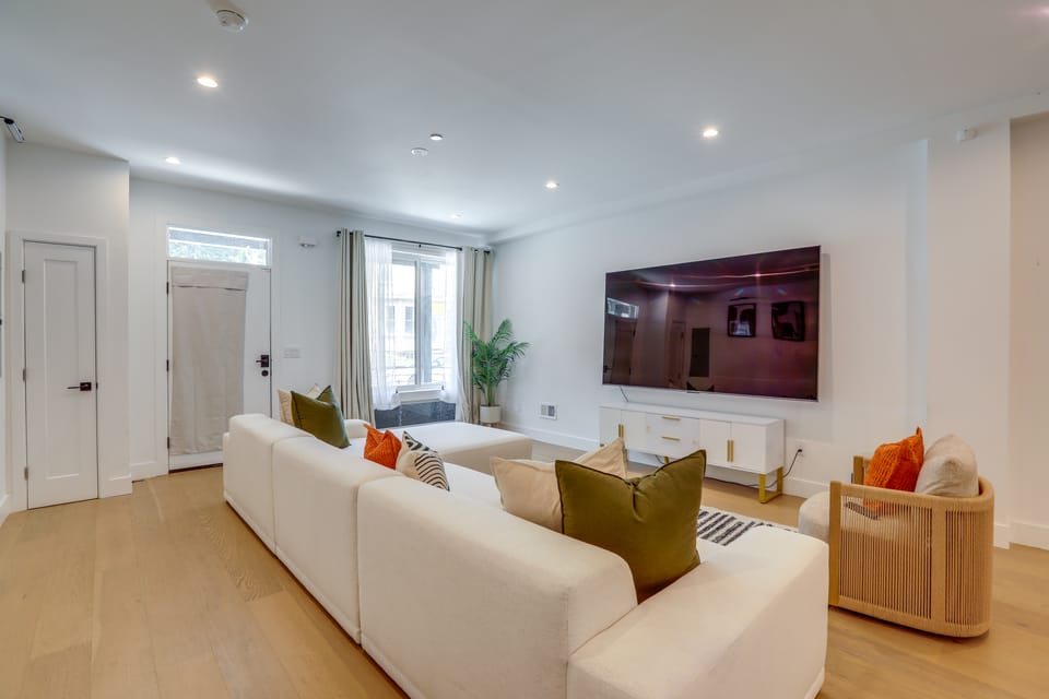 6 Mi to Center City Philly! WFH-Friendly Townhome Apartment in Philadelphia