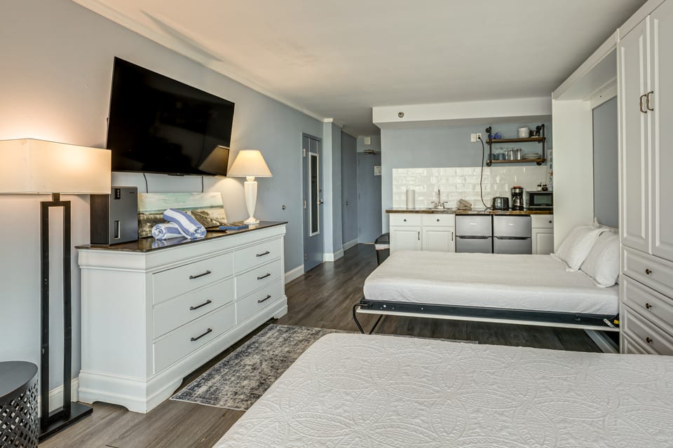 Relax Poolside, Walk to Shore! Daytona Beach Haven Apartment in Daytona Beach Shores
