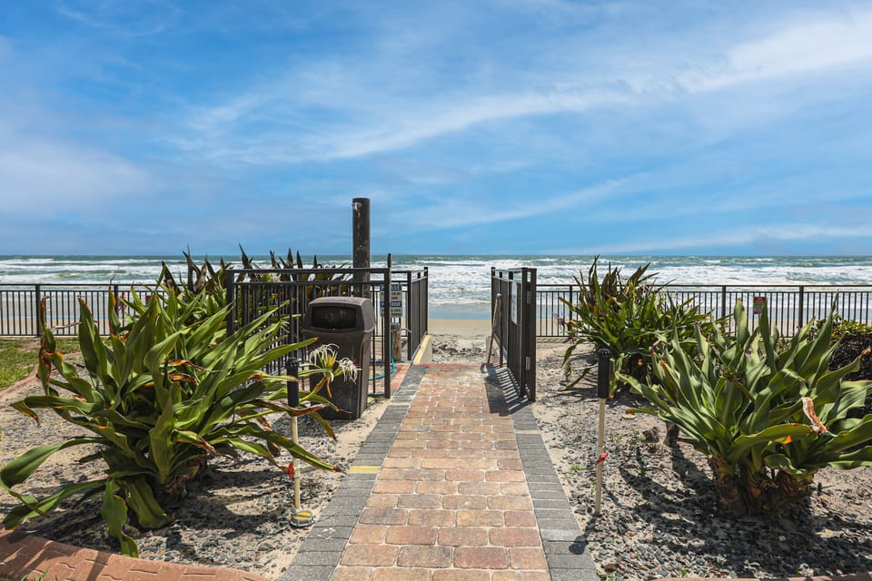 Relax Poolside, Walk to Shore! Daytona Beach Haven Apartment in Daytona Beach Shores