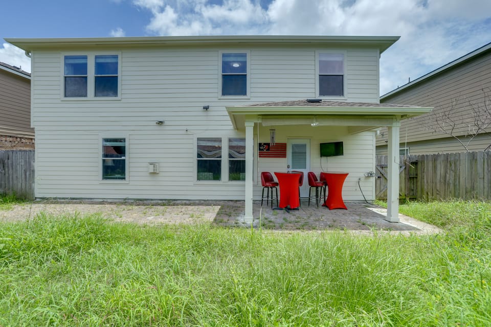Near The Woodlands! Group Retreat w/ Yard & Patio House in Houston