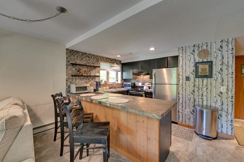 Hike, Bike & Ski! Condo Steps to Mount Snow Resort Apartment in Mount Snow