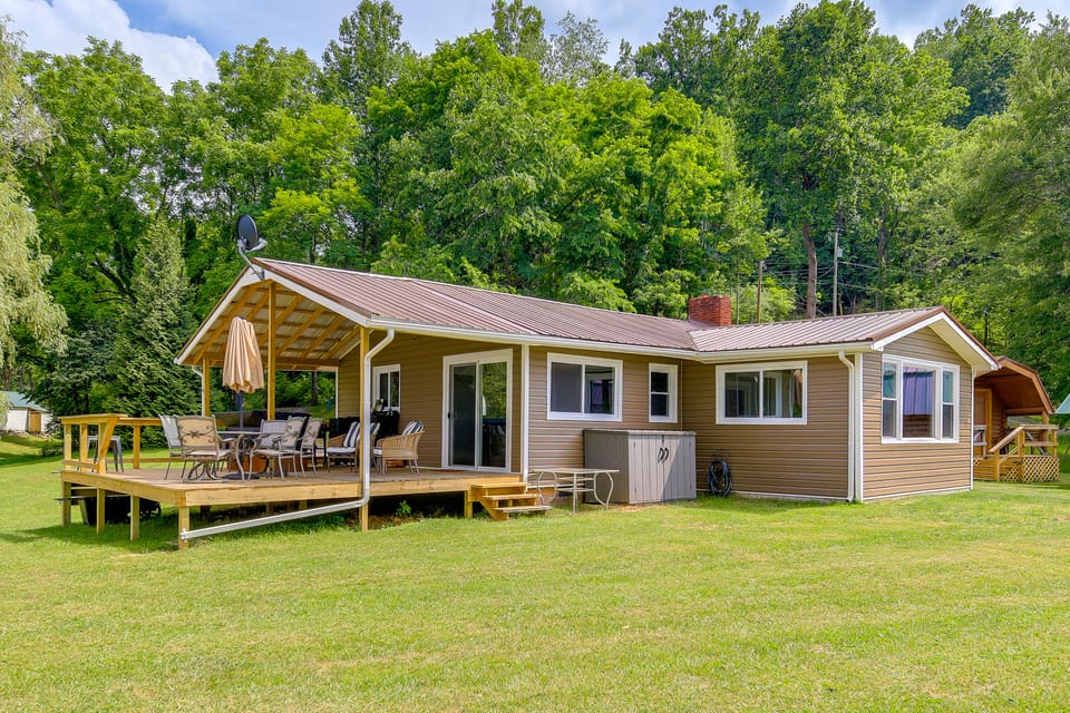 Private Beach! Home w/ 2 Guest Cabins in Hiwassee House in Claytor Lake