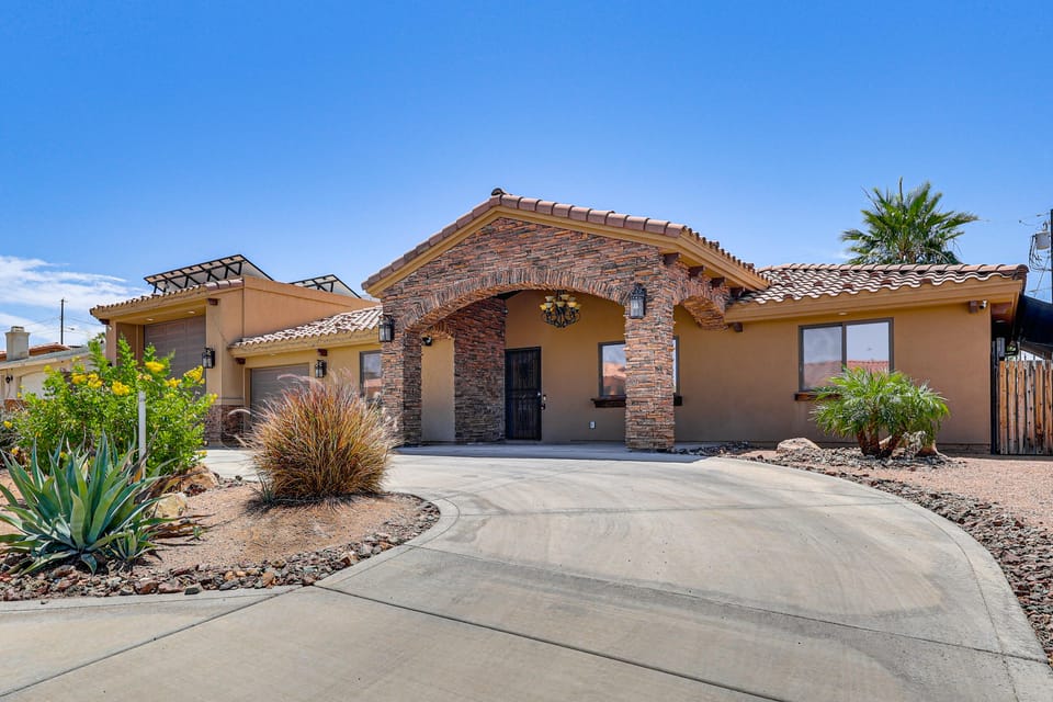 2 Casitas! Luxe Group Getaway, 3 Mi to Lake Havasu House in Lake Havasu City