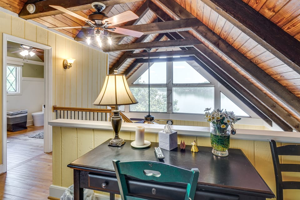 Decked Out! Private Dock Escape on Watts Bar Lake House in Watts Bar Lake