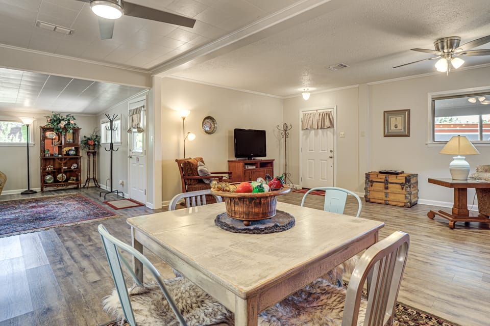 Walk to Shops & Eats! Family Escape in Columbus House in Texas