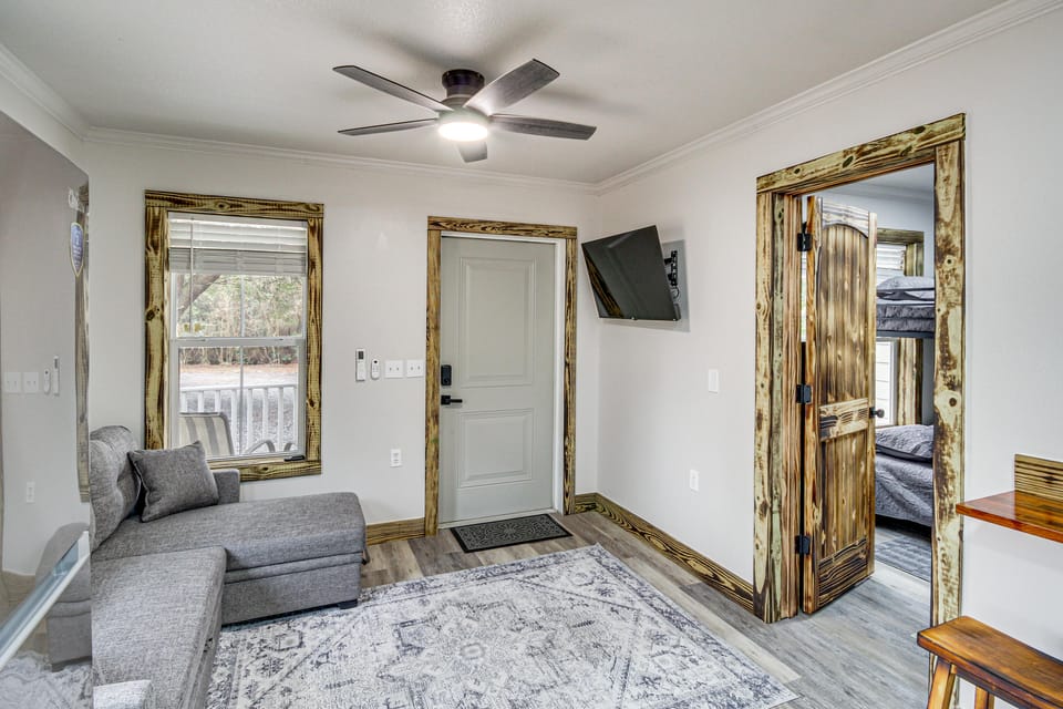 Group-Friendly Escape! Gateway to Gulfport Beaches Cottage in Harrison County