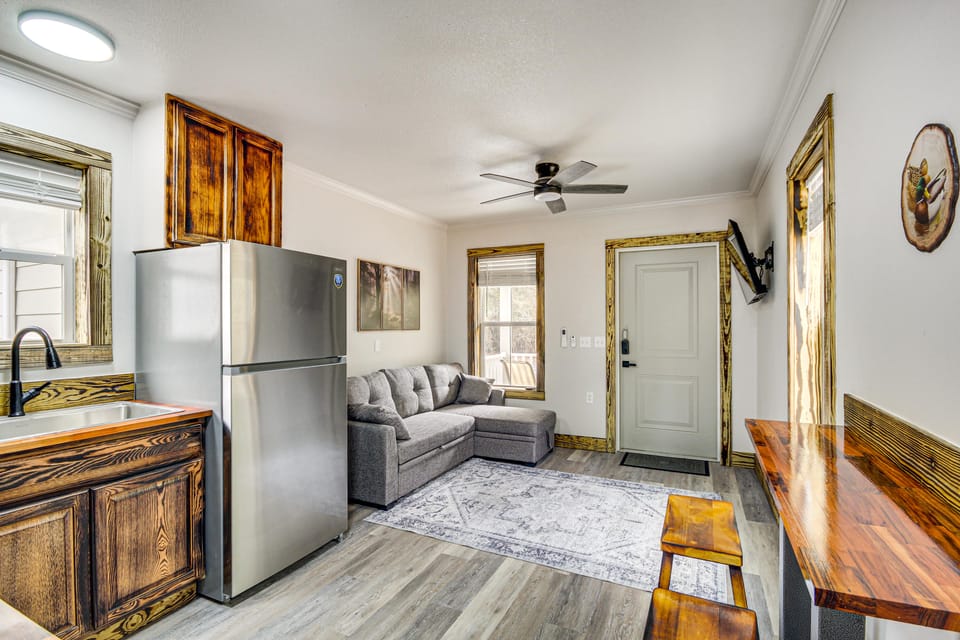 Group-Friendly Escape! Gateway to Gulfport Beaches Cottage in Harrison County
