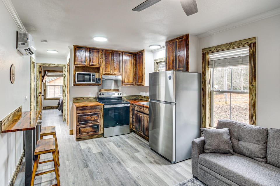 Group-Friendly Escape! Gateway to Gulfport Beaches Cottage in Harrison County