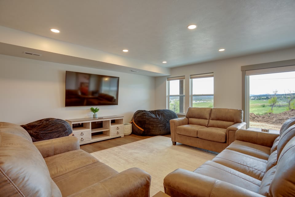 Ultimate Family Getaway! Luxe 6BR Bear Lake Home House in Garden City