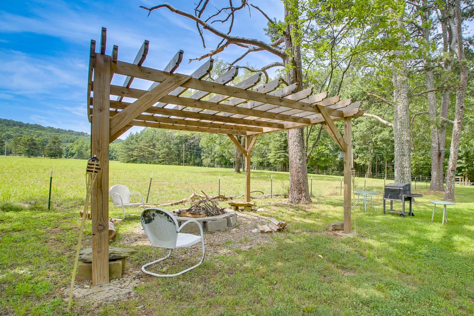 2 Mi to Lake Hamilton: Countryside Gem w/ Fire Pit House in Garland County