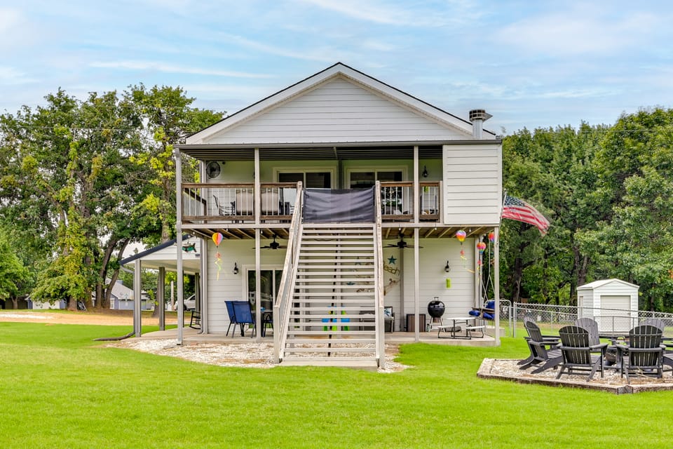 Walk to Lake Texoma! Group Getaway w/ Games + Fun House in Lake Texoma