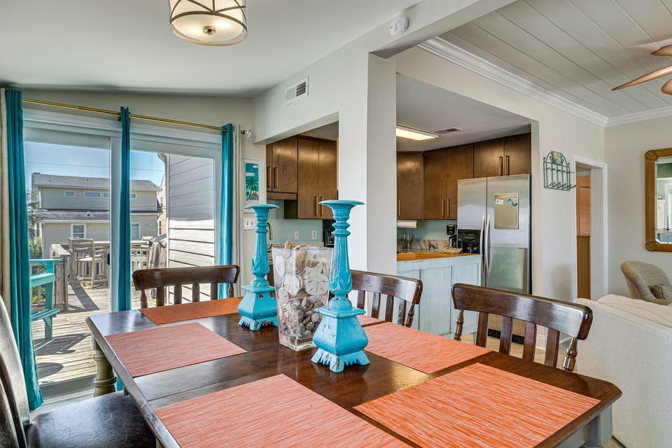 Red, White & Beach! 5BR Atlantic Beach Cottage Cottage in Atlantic Beach