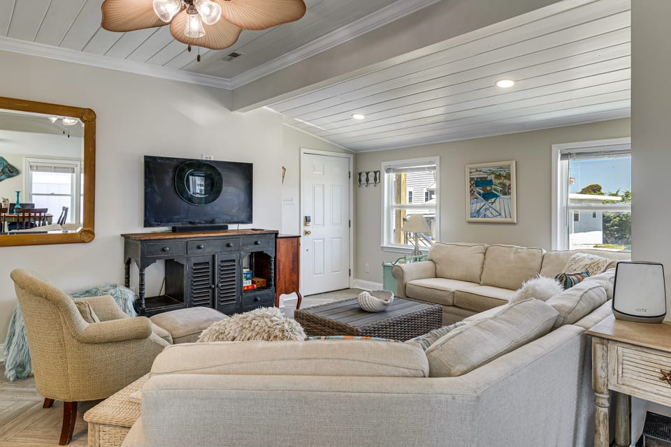 Red, White & Beach! 5BR Atlantic Beach Cottage Cottage in Atlantic Beach
