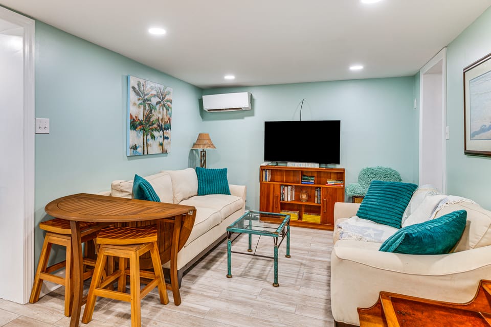 Red, White & Beach! 5BR Atlantic Beach Cottage Cottage in Atlantic Beach