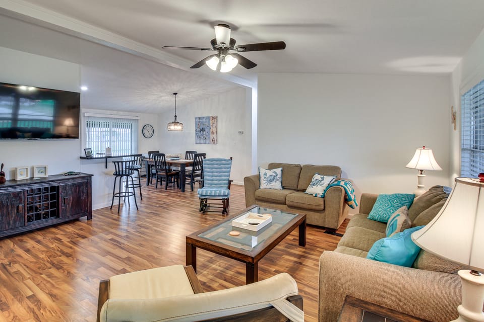 Newly Remodeled, Great Porches, and Dog Friendly House in Port O'Connor