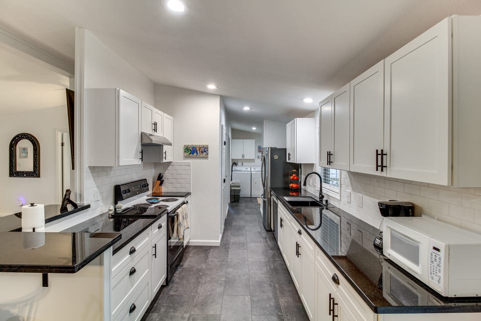Newly Remodeled, Great Porches, and Dog Friendly House in Port O'Connor