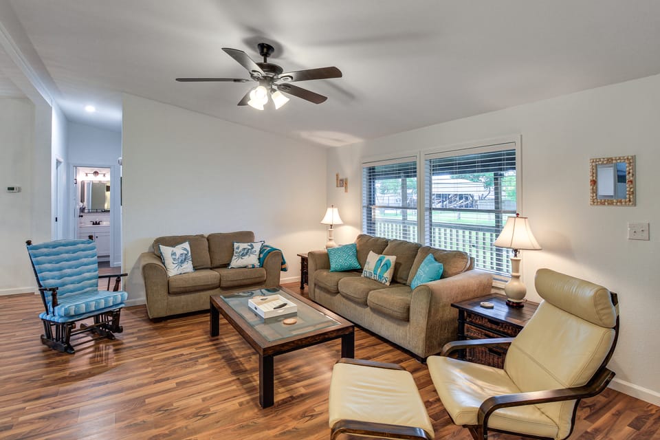 Newly Remodeled, Great Porches, and Dog Friendly House in Port O'Connor